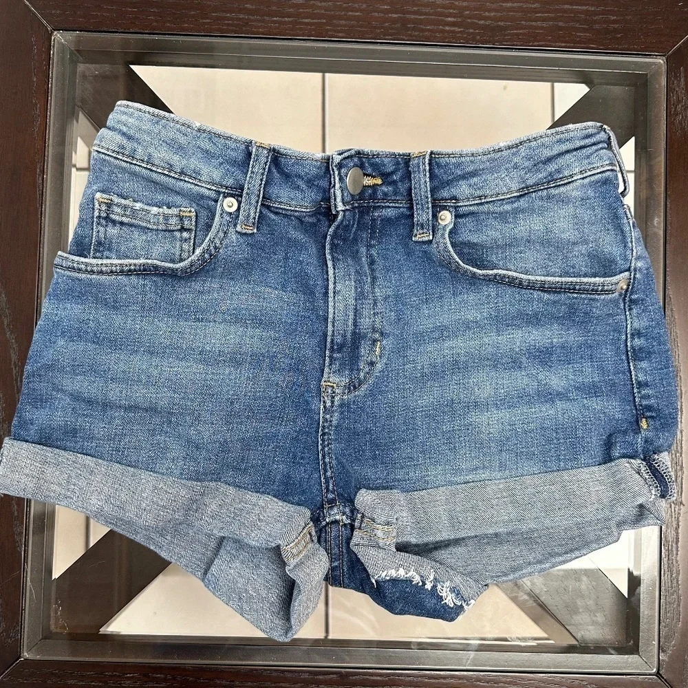 *H&M* Medium Wash Denim Cuffed Short Size 4